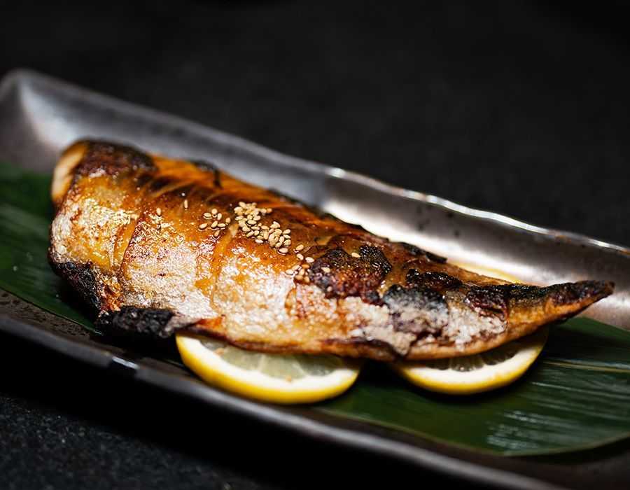 Saba Shioyaki plated over lemon